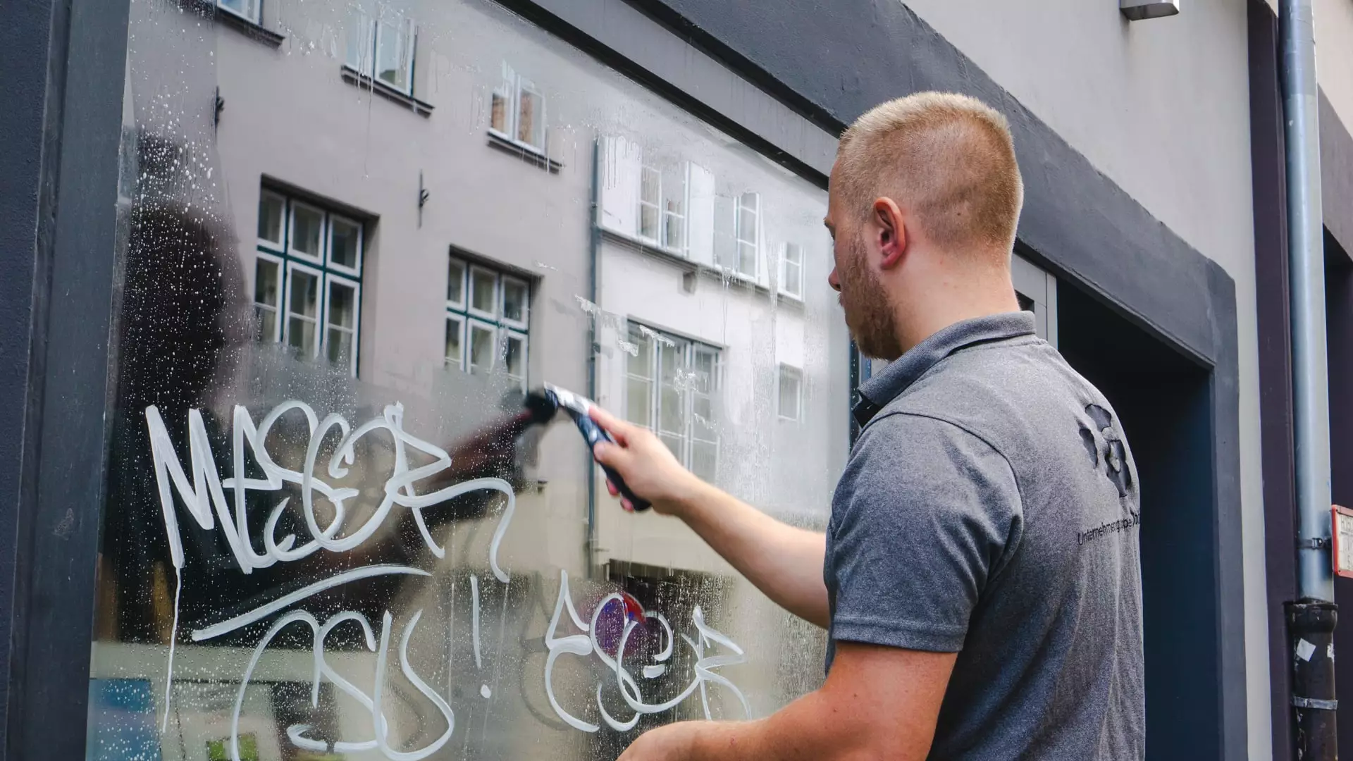 Gebäudereinigung Lübeck | Professionelle Schaufenster-Graffitientfernung In Lübeck Von Optima Gebäudeservice Nord Gmbh